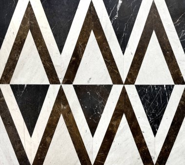 Elmas geometrik mermer dokusu kesilip bir yerde elmas ve üçgen şeklinde dizilmiş. Kusursuz döşeme dokusu ve deseni, insan yok..