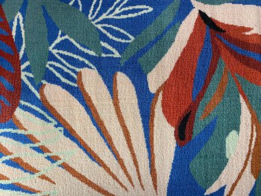 Rastgele yaprak ve yaprak şeklinde halı dokusu. Çiçeksel, dikişsiz halı dokusu. Arka plan, duvar kağıdı, baskılı halı. Mavi, kırmızı, yeşil, bej rengi.