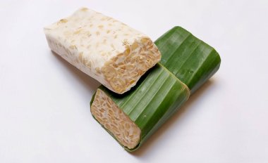 Tempe ya da Tempeh, mayalanmış soya fasulyesinden yapılmış geleneksel bir Endonezya. Normalde soya fasulyesine maya veriliyor ve 2 gün boyunca paketlenip satılması için muz yapraklarına sarılıyor..