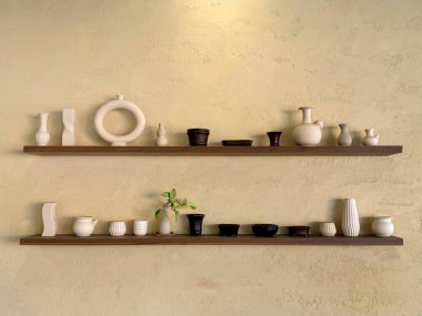 Stucco bej duvarında vazoları, aksesuarları ve diğer çömlek kil ve aksesuar dekorasyonlarını gösteren pencere pervazını aç. Modern tatil beldesi doğal biçim görüntüsü