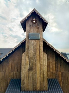 Tipik Avrupa kır evi ahşap çatı kaplama, döşeme, fasya tahtası ve asbest çatılı. Eski moda ahır gibi hissettiriyor..