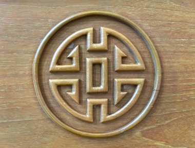 Katı ahşap bir panele oyulmuş, çember ve dikdörtgen kalıplı madalyon Çin refahı sembolünü kapatın. Çin refahı ve uzun yaşam sembolü kusursuz doku.