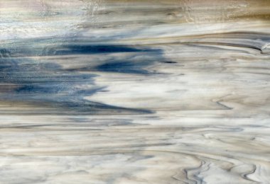 Duvardaki yağlı boyaların farklı renklerde rastgele karıştırılması. Beyaz, kahverengi, yeşil, mavi ve gri boya karışımı ve oyun, dalgalı soyut desen. pürüzsüz arkaplan dokusu.