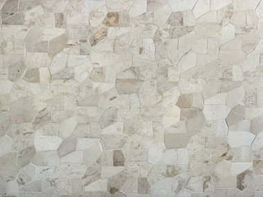 Açık bej döşeme taşı ya da düz döşeme taş döşeme döşeme döşemesi. Tortul döşeme taşı ya da Endonezya 'da yaygın olarak Palimanan taşı olarak bilinir, genellikle duvarları bitirmek için kullanılan düzensiz şekillerde kesilir