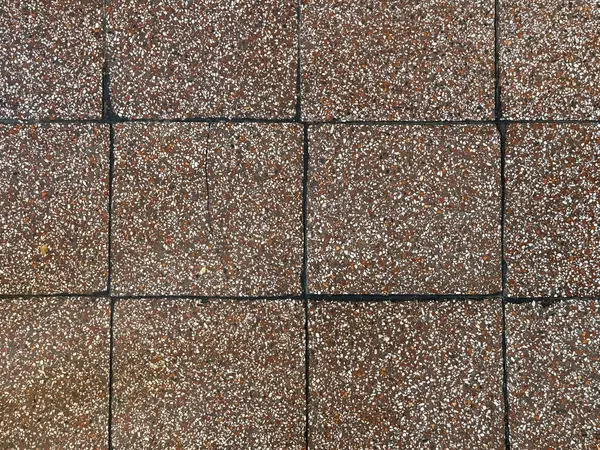 Terk edilmiş eski bir miras ya da koloni evindeki tipik bir sömürge terrazzo döşemesi. Çürümüş ya da yıpranmış terrazzo döşemeleri..