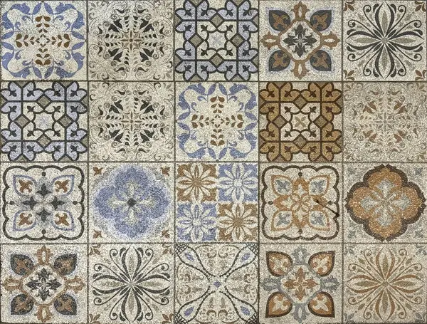 Sömürge mirası çeşitli şekillerde fayanslar desenlendirmiş. Batik, çiçek, yıldız, süs, oyma ve diğer birleşik desenler. Elle boyanmış koloni fayansları, keraton fayansları ya da eski miras kiremitleri.