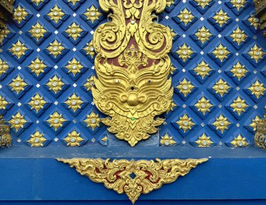 Tayland 'ın mavi ve altın işlemeli tapınağını kapatın ve duvarlara duvar resmi yapın, farklı şekillerde, biçimlerde, ve her ayrıntıya kazınmış. Kusursuz arkaplan dokusu. 