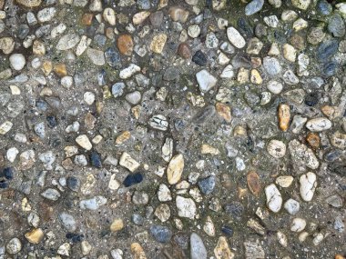 Çeşitli renklerde küçük rastgele kesilmiş harabeler ve kaldırım taşları güçlendirilmiş ön döküm kalıplarına dönüştürülmüş.. 