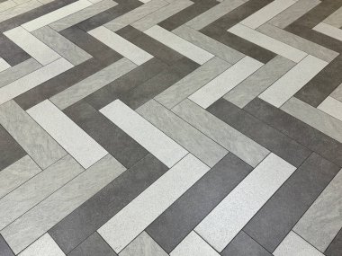 Herringbone açık havada tek renkli siyah-beyaz döşeme döşemeleri. Kusursuz doğal kaldırım taşı dokusu. Kimse yok..