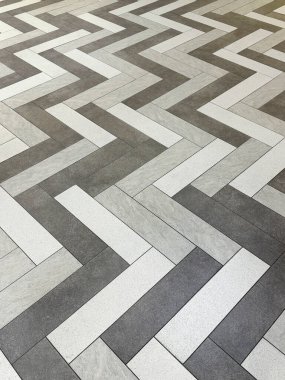 Herringbone açık havada tek renkli siyah-beyaz döşeme döşemeleri. Kusursuz doğal kaldırım taşı dokusu. Kimse yok..
