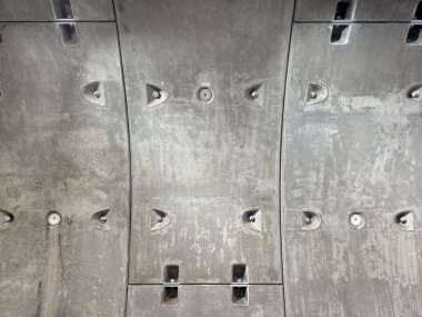 Metro tünelinin beton yapısını kapatın. Çubuk delikleri ve kıvrımlı tünel şekilli.. 