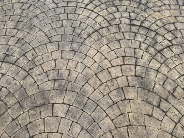 Kavisli taş levhalar kavisli ya da kavisli bir konumda dış kaldırım ya da zemin döşemesi için uygun. Asfalt taş, doğal, pürüzsüz doku..