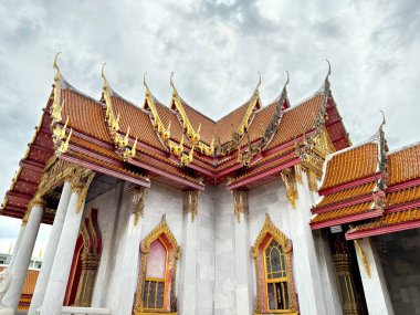 Wat Benchamabophit Dusitwanaram ya da yaygın olarak mermer tapınak olarak bilinen Dusit Bölgesi, Bangkok, Tayland 'da bulunan beyaz misketlerden oyulmuş ünlü bir Budist tapınağıdır..