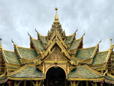 Muang boran Antik kenti Samut Prakan, Bangkok, Tayland 'daki ünlü Entelektüeller Pavyonu, yeşil ve altın tapınak kompleksi. Etrafı gölle çevrili..