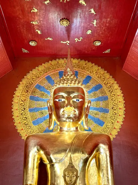 stock image Buddha statue in Chiang Mai Temple, Northern Thailand, made of real gold and Theravada medallion behind it.