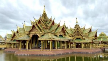 Pavilion of the Enlighised, Muang boran Ancient city, Samut Prakan, Bangkok, Tayland 'daki yeşil tapınak kompleksi. Ünlü yeşil ve altın çatı yapısı, gölle çevrili.