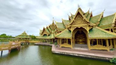 Pavilion of the Enlighised, Muang boran Ancient city, Samut Prakan, Bangkok, Tayland 'daki yeşil tapınak kompleksi. Ünlü yeşil ve altın çatı yapısı, gölle çevrili.