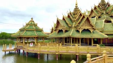 Pavilion of the Enlighised, Muang boran Ancient city, Samut Prakan, Bangkok, Tayland 'daki yeşil tapınak kompleksi. Ünlü yeşil ve altın çatı yapısı, gölle çevrili.