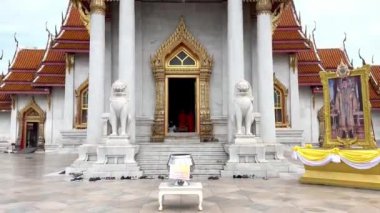 Wat Benchamabophit Dusitwanaram ya da yaygın olarak mermer tapınak olarak bilinen, Bangkok 'un başkenti Dusit' te bulunan beyaz misketlerden oyulmuş ünlü bir Budist tapınağıdır..