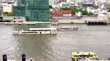 Tayland, Bangkok Chao Phraya nehri boyunca büyük bir feribot gezisinin görüntüleri. Simge Siyam alışveriş merkezinde görüldü..