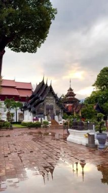Akşam Wat Chedi Luang tapınağı kompleksi, merkez Chiang Mai, Tayland. Gün batımında Tayland Tapınağı.