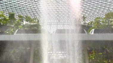 Yağmur Girdabı Şelalesi, Singapur Jewel Changi 'nin içinde, gökyüzü treniyle şelale formunu geride bırakıyor. Giang kapalı orman ve çağdaş yapı ile en uzun kapalı şelale.