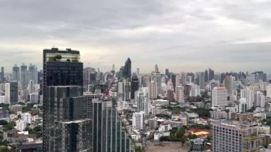 Bangkok 'un ufuk çizgisinin, Bangkok' un finans bölgesinin, gökdelenlerin ve binaların gün batımında gökdelenlerin görüntüsü. Bangkok Finansal Sukhumvit Bölgesi.