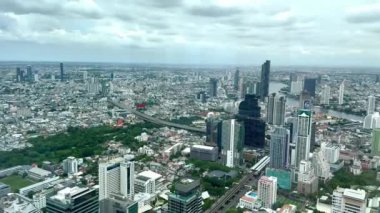 Bangkok ufuk çizgisinin, Bangkok finans bölgesinin, güneşli gökyüzünün altındaki binaların ve gökdelenlerin görüntüsü. Bangkok Tayland 'ın en büyük ve başkentidir..