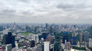 Bangkok ufuk çizgisinin, Bangkok finans bölgesinin, güneşli gökyüzünün altındaki binaların ve gökdelenlerin görüntüsü. Bangkok Tayland 'ın en büyük ve başkentidir..