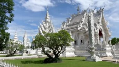 Tayland 'daki Chiang Rai' deki Beyaz Tapınak 'ın veya Tayland' daki Wat Rong Khun 'un görüntüleri. Beyaz tapınak, otantik Budist süslemeleri ve tüm beyaz boyalarla kaplı..