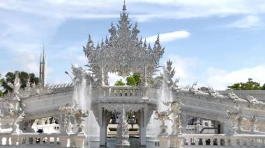 Tayland 'daki Chiang Rai' deki Beyaz Tapınak 'ın veya Tayland' daki Wat Rong Khun 'un görüntüleri. Beyaz tapınak, otantik Budist süslemeleri ve tüm beyaz boyalarla kaplı..