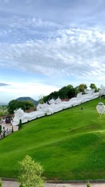 Wat Huay Pla Kang 'ın görüntüsü, ya da Merhamet Tanrıçası Tapınağı, Chiang Rai, Tayland. Büyük Guan Yin Buda heykeli kutsal beyaz tapınağıyla tepenin zirvesinde duruyor..