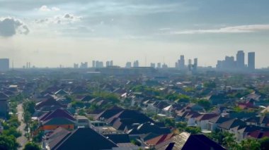 4K görüntü şehri panoramik video. Parlak güneşli ve yaz gökyüzünün altındaki muhteşem sabah manzarası, daha az bulutlu açık gökyüzü, şehir ve şehir merkezini gösteren gökdelenler,.