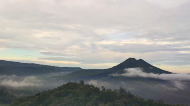 4K Panoramik Video. Kintamani, Bali 'nin muhteşem doğa manzarası. Batur Dağı merkezde, Batur Gölü de uzakta. Batur kalderasının kenarında oturuyor..
