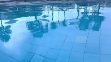 Yüzme havuzunda ya da büyük bir su birikintisinde akan su ve akıntılar. Burada su dalgalanması ve su havuzu yüzeyinde hareket eden küçük dalgalar görülüyor..