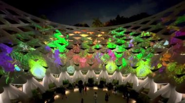 Sentosa Sensoryscape, Sentosa Adası. Etkileşimli ışık gösterileri ve çeşitli RGB lazer oyunları, eşsiz dairesel genişletilmiş kafes mimari duvar yapısı.