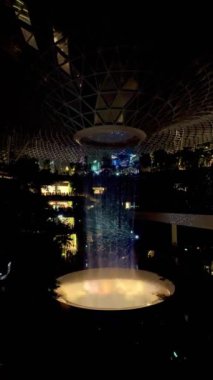 Singapur Jewel Changi Havaalanı 'ndaki ünlü Yağmur Girdabı. Dünyanın en uzun kapalı şelalesi, kapalı alan parkları, RGB spektrum ışık oyunu ve geceleri lazer gösterileri..