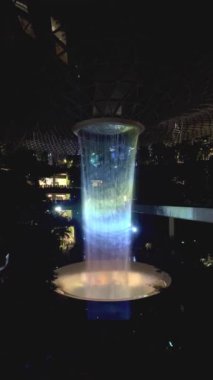 Singapur Jewel Changi Havaalanı 'ndaki ünlü Yağmur Girdabı. Dünyanın en uzun kapalı şelalesi, kapalı alan parkları, RGB spektrum ışık oyunu ve geceleri lazer gösterileri..