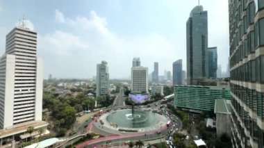 Şehir merkezindeki Jakarta trafiğinin videosu, merkezi iş bölgesi CBD ve Jakarta gökdelenleriyle ünlü Bundaran HI kavşağı..