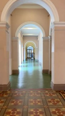 Hong Kong Üniversitesi 'nin ana binası. Hong Kong' un ünlü miras binalarından biri. İngiliz sömürge mirası olarak. Tipik kemerli yürüyüş yolu, eski fayanslar ve açık hava orta parkı..