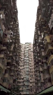 Quarry Bay bölgesindeki ünlü Canavar Binası, Hong Kong adası. Bu kompleks aslında Yick Cheong Konutu. Transformers 4 'ün çekim yeri haline geldi..