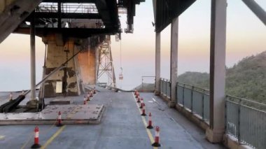 Hong Kong, Lantau Adası 'ndaki Ngong Ping 360 teleferiğinin nefes kesici görüntüsü. Günbatımı gökyüzünde çekilmiş bir video. Teleferikle ünlü tepeleri ve kırsal bölgeleri yukarıdan gören.