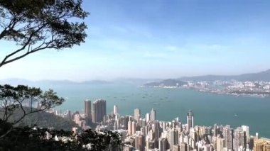 The Peak 'ten Hong Kong' un panoramik video görüntüsü. Peak veya Victoria Peak, Hong Kong Adası 'nda bulunan ve Hong Kong ve Victoria Limanı' nın gökdelenlerine tepeden bakan bir tepedir..