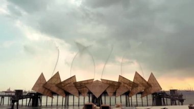 Central Bazaar 'daki Sentosa Dansçı Müzikal Çeşmesi. Siloso Plajı. Müzik ve ikonik üçgen sentetik rattan köprü yapısı ile ünlü dans eden çeşme.. 