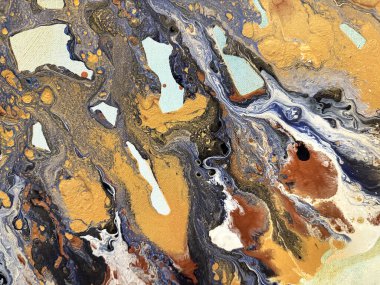 Rasgele çeşitli boya renkleri sıçradı, yayıldı ve rastgele bir kağıda sürüldü. Sarı, kırmızı, gri ve beyaz renklerin karışımı. Kusursuz arkaplan dokusu.