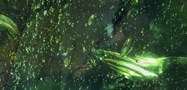 Yeşil zümrüt değerli taş dokusunu kapat. Hava kabarcıklarını ve değerli taşın içindeki katı içeriği gördüm. Yara izleri, çizikler ve doğal izler vardı..