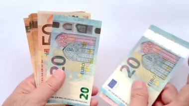 Avro Parasının 50 Euro 'dan 20 Euro' ya ve 10 Euro 'ya kadar sayıldığı 4 bin adet el ve parmak kaydı. Avro banknotlarını sayan eller beyaz arkaplanda izole edilmiş.