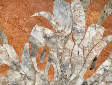 Yapraklar, çiçekler ve yapraklar şeklinde oyulmuş doğal mermer, gri, bej ve turuncu mermer kesimi. Kusursuz mermer sanat desenli arkaplan dokusu.