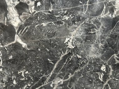 Doğal parlak mat siyah beyaz mermer levha deseni. Dalgalı beyaz damarları olan siyah bilye, kaba taş dokusu. Kusursuz desen.