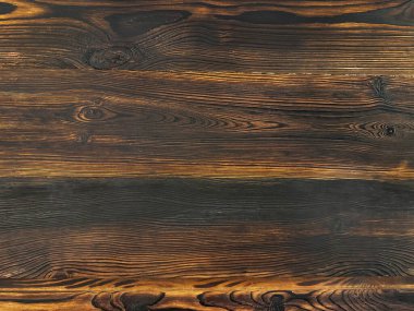 Köy sanayisi koyu ceviz ağacını kalas ya da güverteye kesmiş. Koyu renk ahşap dikişsiz doku, koyu damarlı doğal ahşap. Kimse yok..